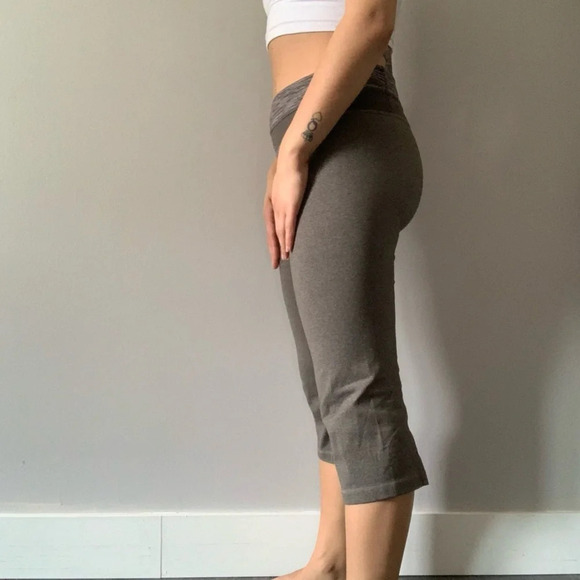 ๐๏ธโโ๏ธ Elevate Your Workout with Lululemon Grey Workout Capris - Size 6 ๐ช๏ธ - Picture 3 of 8